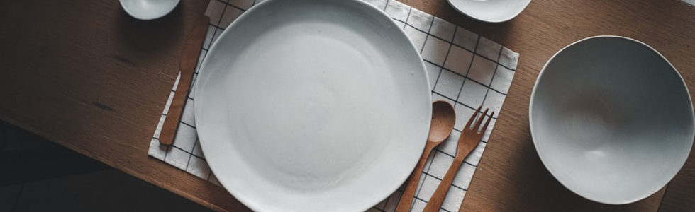 食器・テーブルウェア（陶磁器）系——食卓を彩る器をつくる企業群